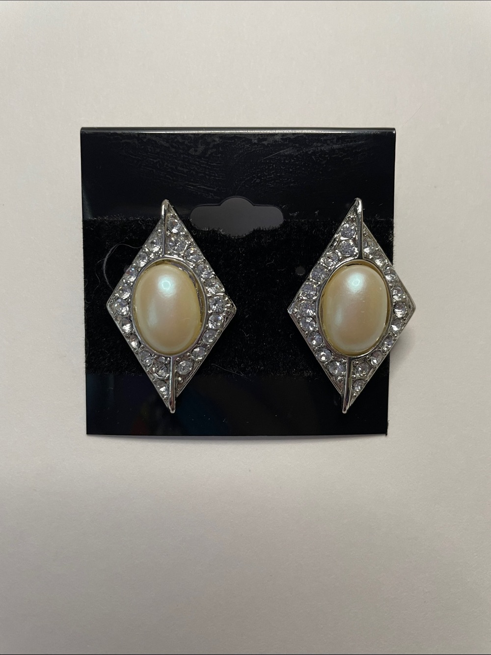 NWT Pearl Centered Rhinestone Diamond-Shaped Stud Earrings - Cream - Picture 1 of 3